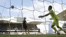 Pemain Manchester City, Aleksandar Kolarov saat melakukan gol bunuh diri melawan Tottenham Hotspur, pada laga Premier League di Stadion White Hart Lane, London, Minggu (2/10/2016). (AP/Frank Augstein)