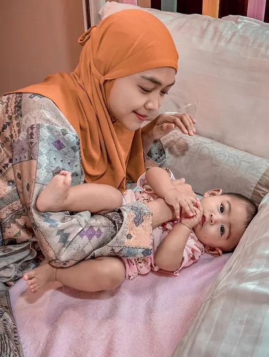 Ricis juga membagikan momen saat Moana turut menemaninya selama berada di rumah sakit. Wanita 27 tahun itu mengaku bangga kepada sang putri yang tetap sehat meski dirinya sedang sakit. Dalam Instagram Stories, dikatakan olehnya bahwa ASI sang YouTuber juga disebut tengah bermasalah. 
(Liputan6.com/IG/@riaricis1795)