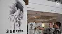 Pengunjung membaca salah satu surat karya Sukarno atau Bung Karno saat mengunjungi pameran Surat Pendiri Bangsa di Museum Nasional, Jakarta, Kamis (15/11). Pemeran ini menampilkan surat-surat karya delapan tokoh pendiri bangsa. (Merdeka.com/Iqbal Nugroho)