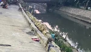 Jalan Ambles Pulo Gadung Diduga Disebabkan Alat Berat