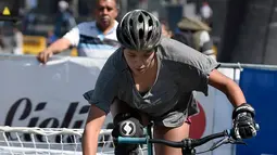 Seorang peserta memukul bola sambil bersepeda saat bermain Polo-Bike pada hari kedua World Bike Forum 2017 di Zocalo Square di Mexico City (20/4). Salah satu kegiatan dalam acara tersebut adalah bermain Polo dengan sepeda. (AFP Photo/Alfredo Estrella)