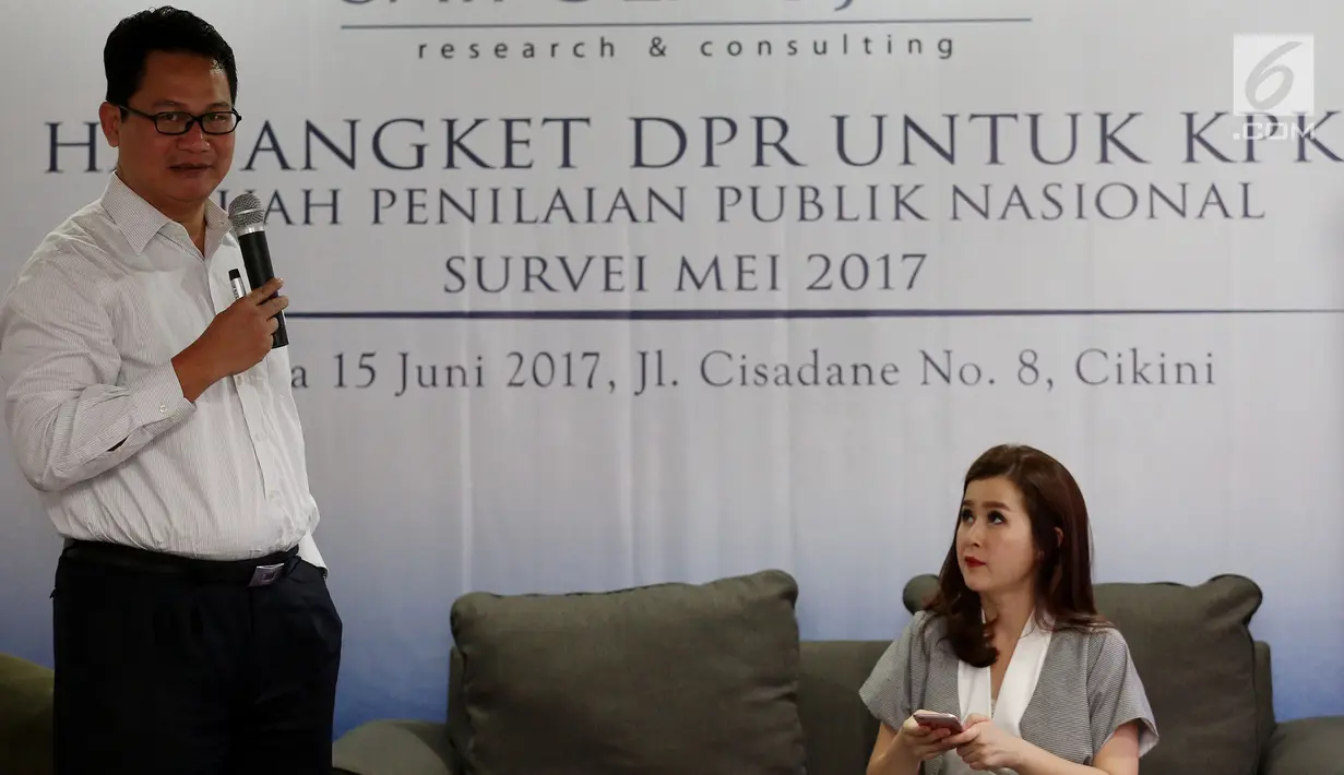 Direktur Program SMRC, Sirojudin Abbas (kiri) memberikan pemaparan terkait hasil survei yang baru saja dilakukan oleh SMRC, Jakarta, Kamis (15/6). Hasil survei SMRC menyebutkan bahwa publik masih percaya KPK sebesar 64%. (Liputan6.com/Johan Tallo) 