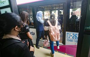 Penumpang menaiki bus Transjakarta khusus wanita di kawasan Pasar Baru, Jakarta, Rabu (27/7/2022). PT Transportasi Jakarta (TransJakarta) kembali mengoperasikan bus pink khusus wanita rute Pasar Baru - Kalideres yang beroperasi mulai pukul 05.00-22.00 WIB dengan tarif reguler Rp3.500. (Liputan6.com/Faizal Fanani)