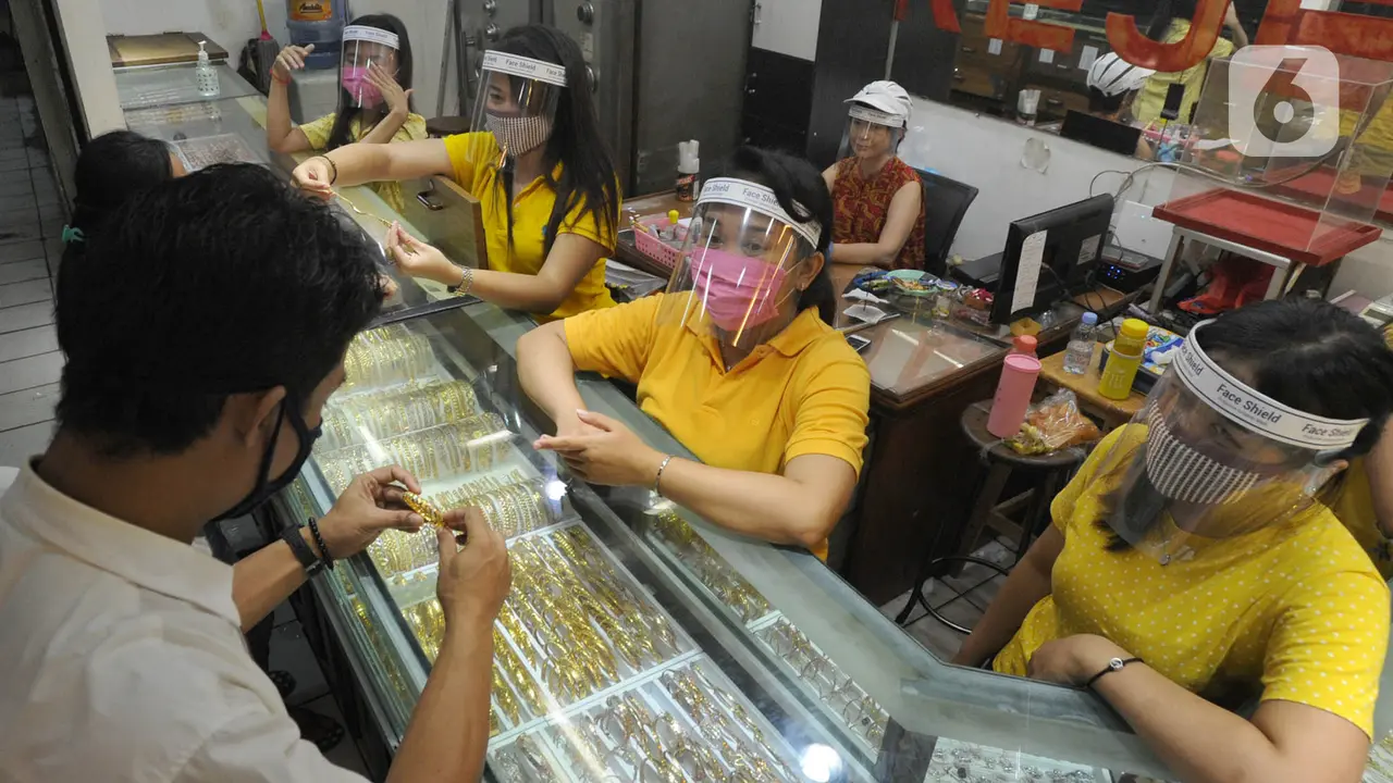 FOTO: Cegah Corona, Pegawai Toko Emas di Bogor Pakai Pelindung Wajah