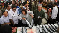 Menteri Kelautan dan Perikanan Susi Pudjiastuti melakukan peninjauan hasil tangkapan dan kuliner di Pasar Ikan Waneri Tanjung Wagon, Kabupaten Fakfak, Provinsi Papua Barat. (Dok KKP)