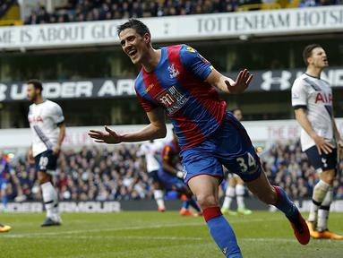 Pemain Crystal Palace, Martin Kelly, merayakan gol yang dicetaknya ke gawang Tottenham pada laga Piala FA di Stadion White Hart Lane, Minggu (21/2/2016). Tottenham takluk 0-1 dari Crystal Palace. (Reuters/Andrew Couldridge)