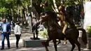 Patung "Lady Godiva dengan Butterflies" ikut dipajang saat pameran "Salvador Dali: Urban Dreams" di Mexico City, Selasa (14/3). Patung-patung tersebut adalah karya seniman asal spanyol bernama Salvador Dali. (AFP PHOTO / RONALDO SCHEMIDT)