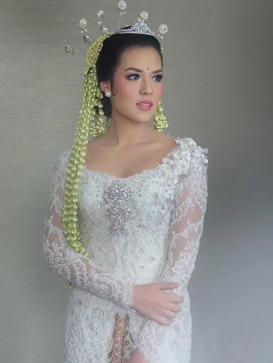 Penyanyi Raisa berpose sebelum melangsungkan akad nikah. Minggu 3 September 2017 menjadi hari terindah Raisa. Raisa tampil cantik mengenakan kebaya putih saat menikah dengan Hamish Daud. (Instagram/@marlenehariman)
