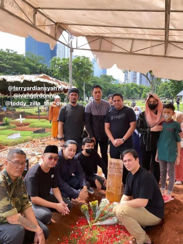 Dihadiri Sejumlah Artis, Ini 7 Momen Pemakaman Pesinetron Iqbal Pakula
