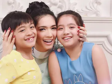 Menikah dengan Steven Rumangkang selama 8 tahun, pasangan ini dikaruniai dua orang anak. Anak pertama mereka Lovely Maria Rumangkang sekarang sudah beranjak remaja dan Adiknya Junio McKenzie Rumangkang yang tinggal bersama ibunya. (Liputan6.com/IG/@realangelkaramoy)