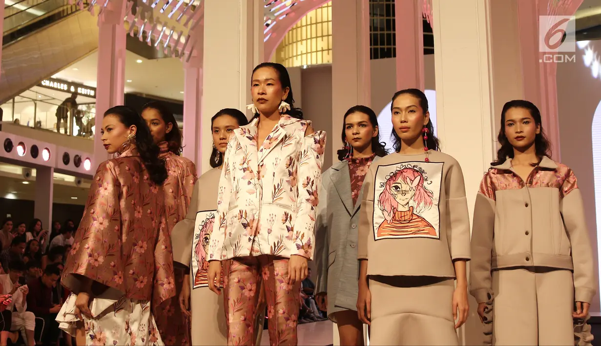 Para model mengenakan busana rancangan Tities Sapoetra dalam Fashion Nation 2018 di Senayan City, Jakarta, Rabu (18/4/). Liputan6.com/Herman Zakharia)