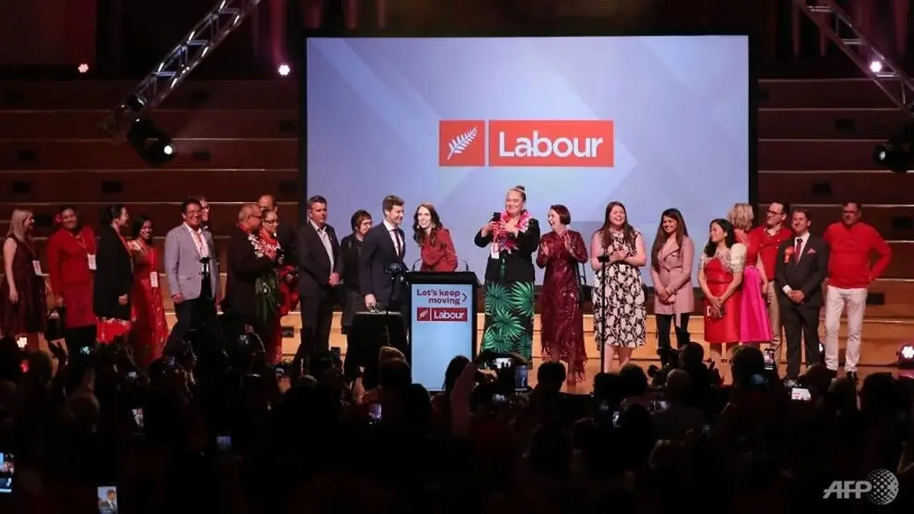 Perdana Menteri Selandia Baru Jacinda Ardern bersama mitranya, Clarke Gayford dan anggota partai Buruh berdiri di pesta Hari Pemilihan Buruh setelah Partai Buruh memenangkan pemilihan umum Selandia Baru di Auckland pada 16 Oktober 2020.