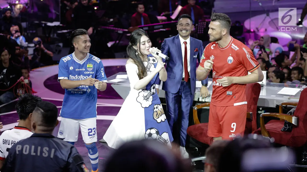 Via Vallen dan Pemain Pesepak Bola