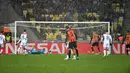 Suasana saat Shakhtar Donetsk mencetak gol ke gawang Olympique Lyon pada penyisihan Grup F Liga Champions di Stadion NSK Olimpiyskyi, Kiev, Ukraina, Rabu (12/12). Shakhtar tak lolos ke 16 besar Liga Champions. (SERGEI SUPINSKY/AFP)