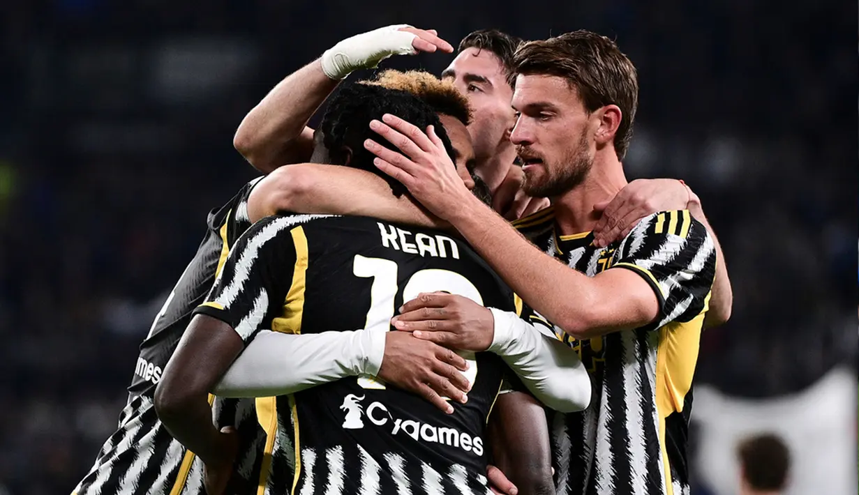 Pemain Juventus Moise Kean merayakan bersama rekan satu timnya usai mencetak gol ke gawang Hellas Verona yang kemudian dianulir pada pertandingan sepak bola Serie A Liga Italia di Allianz Stadium, Turin, Italia, Sabtu (28/10/2023). (Marco Alpozzi/LaPresse via AP)