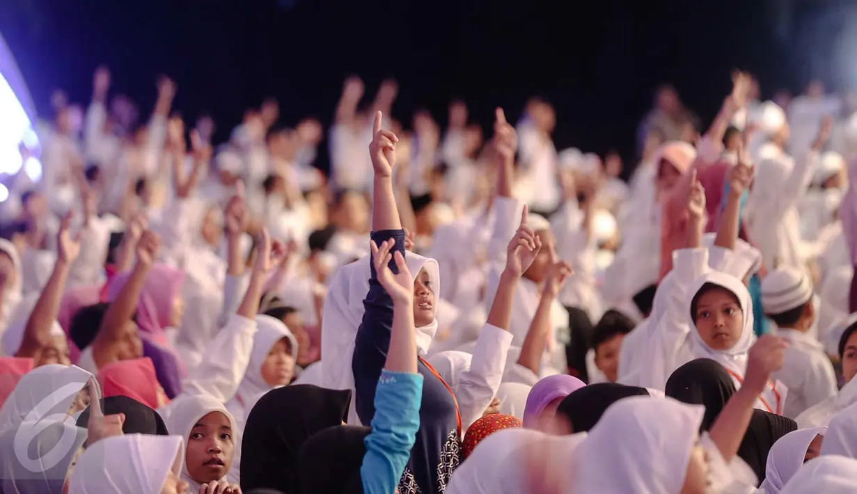 Anak yatim piatu mengikuti buka bersama yang diselenggarakan oleh anggota Himpunan Bank-Bank Negara (Himbara) di JCC, Jakarta, Kamis (2/7). Himbara menggelar buka bersama 3.500 anak yatim piatu se-Jabodetabek. (Liputan6.com/Faizal Fanani)