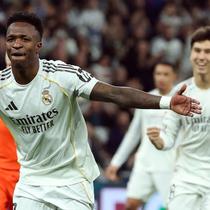 Penyerang Real Madrid, Vinicius Junior, merayakan gol yang dicetaknya ke gawang Real Sociedad dalam lanjutan La Liga Spanyol di Santiago Bernabeu, Minggu (15/2/2026) dini hari WIB. (Pierre-Philippe MARCOU / AFP)