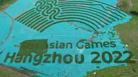 Foto udara yang diambil pada 18 Juli 2022 ini menunjukkan logo Asian Games 2022 yang dibuat dengan tanaman di Hangzhou, di provinsi Zhejiang timur, Tiongkok. (STR / AFP)