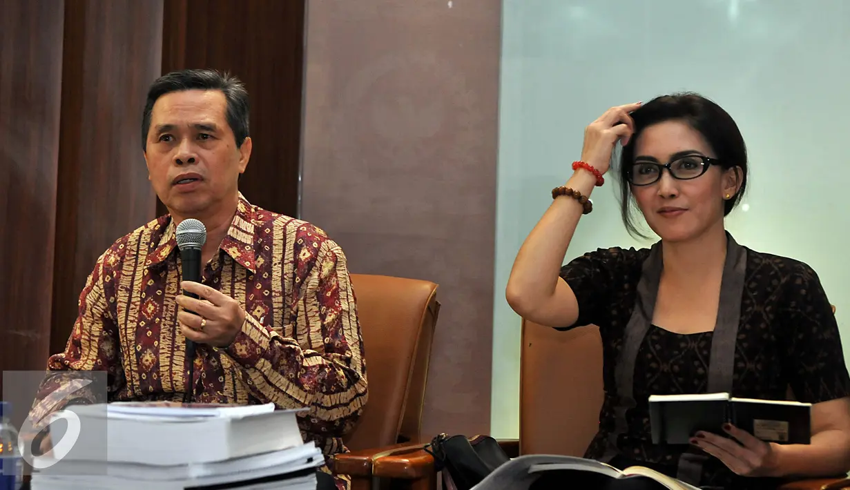 Pakar Komunikasi Politik Tjipta Lesmana (kiri) saat menjadi narasumber diskusi di Jakarta, Jumat (13/11/2015). Indonesia tidak bisa didikte oleh pihak asing karena keuntungannya tidak bisa dinikmati oleh rakyat Indonesia. (Liputan6.com/Johan Tallo)