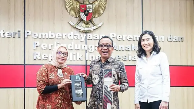 Veronica Tan saat Rapat Perdana Sebagai Wakil Menteri.