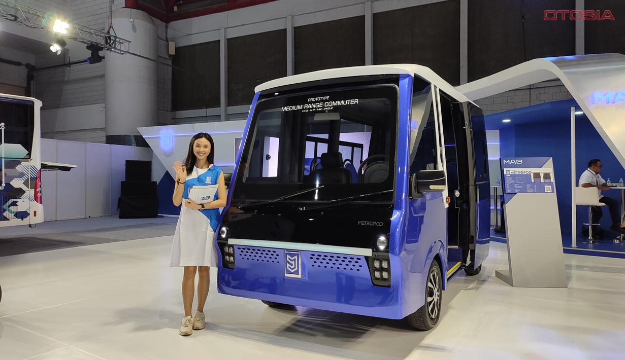 Metropod namanya, yang merupakan sebuah prototype bus kecil yang nantinya akan menjadi transportasi umum dalam kota yang akan menggantikan angkot di masa depan nanti. Secara keseluruhan, tampilan luar dari MAB Metropod ini terlihat boxy untuk memaksimalkan kapasitas angkutnya. Ia juga sudah dilengkapi dengan baterai LifePo berkapasitas 41 kWh yang memungkinkan untuk menempuh jarak sekitar 160km dalam sekali pengisian daya.