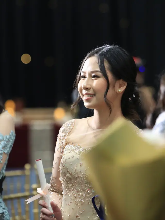 7 Potret Wisuda Aliyyah, Adik Sisca Kohl yang Pakai Kebaya Ini Tampil Menawan
