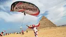 Seorang penerjun payung terlihat dekat Piramida Agung dalam festival olahraga udara di Giza, Mesir, 8 November 2020. Parasut menghiasi langit Piramida Agung ketika puluhan penerjun payung kelas dunia berpartisipasi dalam festival olahraga udara ketiga pada 8-9 November. (Xinhua/Ahmed Gomaa)