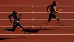 Luke Sinnott dari Inggris (kanan) saat bersaing dalam kompetisi IT2 100m Heat 2 selama Invictus Games 2017 di Stadion York Lions, Toronto, Kanada (24/9). Sinnott adalah seorang kapten tentara saat bertugas di Afghanistan. (Justin Heiman/Getty Images/AFP)