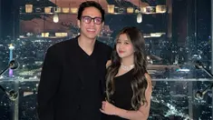 Brisia Jodie akhirnya memamerkan pacar barunya di media sosial. Tampil dengan busana senada, penyanyi jebolan Indonesian Idol ini tampak menggandeng mesra sang pacar. (Liputan6.com/IG/@brisiajodie96)