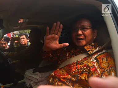 Ketua Umum Gerindra Prabowo Subianto melambaikan tangan usai melakukan pertemuan dengan Ketua Umum Partai Demokrat Susilo Bambang Yudhoyono (SBY) di Mega Kuningan, Jakarta, Kamis (9/8). Pertemuan berlangsung tertutup dan singkat. (Merdeka.com/Imam Buhori)