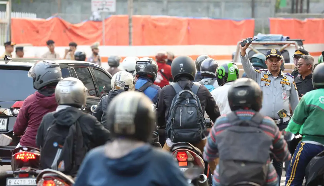 Kebijakan ini dilakukan untuk mengurangi kemacetan di sekitar Stasiun MRT Fatmawati dan Jalan Raya TB Simatupang menuju arah Lebak Bulus pada jam-jam sibuk, terutama saat waktu pulang kerja tiba. (Kapanlagi.com/Budy Santoso)