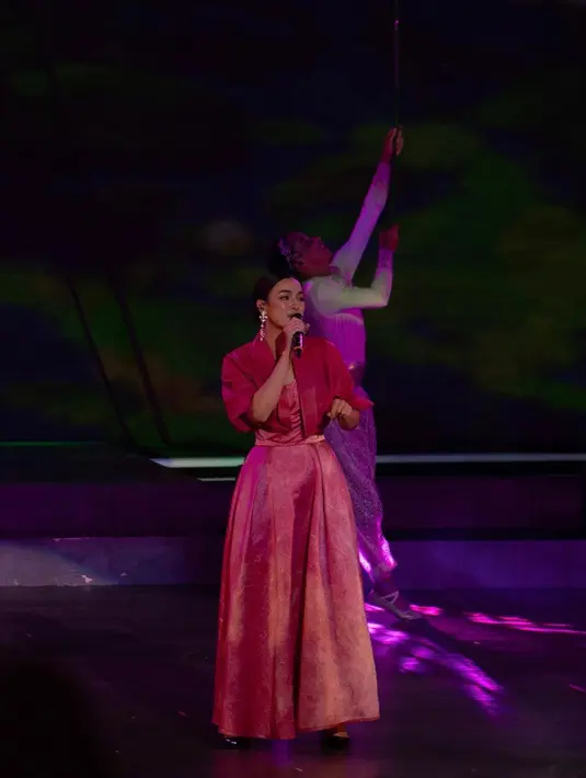 Busana yang digunakan Mawar Eva memadukan dress panjang dengan cropped blazer satin. [@mawar_eva]