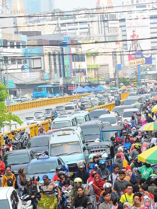 Sejumlah mobil terjebak kemacetan di kawasan Tanah Abang, Jakarta, Minggu (26/5/2019). Banyaknya masyarakat yang berbelanja di pasar tanah abang membuat arus lalu lintas di kawasan tersebut padat. (Liputan6.com/Angga Yuniar)