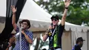 Pembalap tim Monster Yamaha Tech 3 MotoGP. Pol Esperago (kanan) menyapa penggemarnya di di Sirkuit Sentul, Bogor (7/12/2014). (Liputan6.com/Helmi Fithriansyah)
