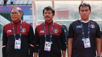 Manajer Timnas Indonesia U-22, Sumardji (kiri), menemani perjuangan Merah Putih bersama pelatih kepala Indra Sjafri (tengah) dan Bima Sakti (kanan) pada SEA Games 2023. (Bola.com/Abdul Aziz)