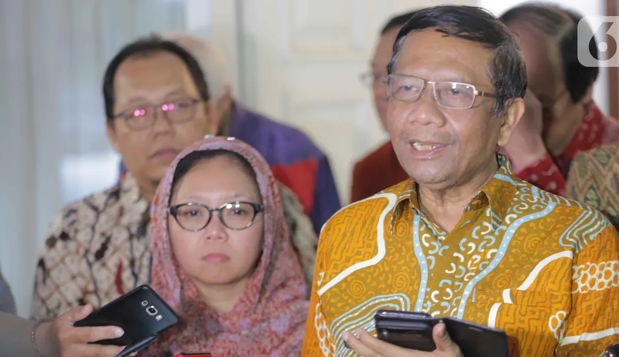 Tokoh dari Gerakan Suluh Kebangsaan, Mahfud MD  didampingi Alissa Wahid memberikan keterangan usai pertemuan tertutup dengan Wakil Presiden ke 6 Try Sutrisno di Jakarta, Kamis (3/10/2019). Pertemuan selain silaturahmi juga mendiskusikan berbagai isu kebangsaan saat ini. (Liputan6.com/Faizal Fanani)