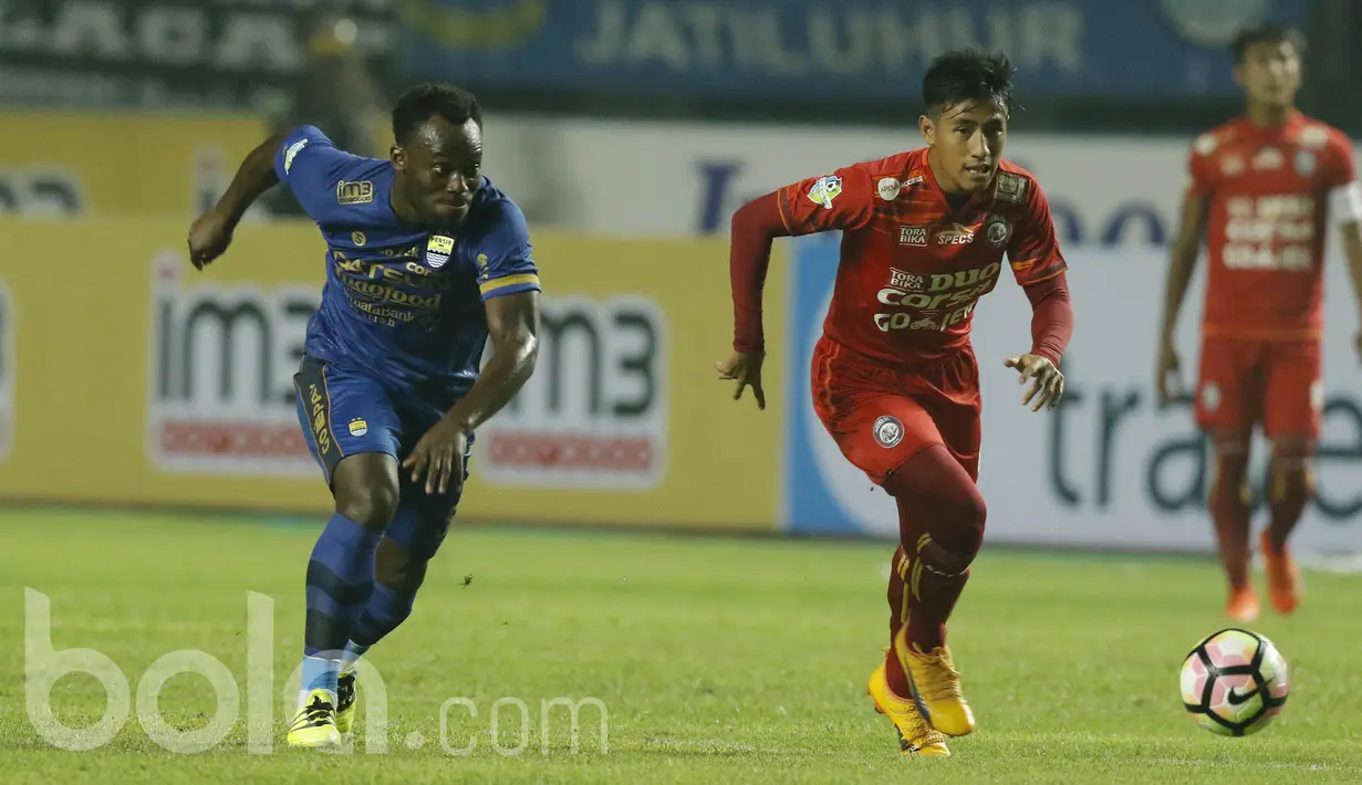 Gelandang Persib Bandung, Michael Essien dan Gelandang Arema FC, Hanif Sjahbani berusaha mengejar bola. Dalam pertandingan tersebut, Essien turun sebagai starter hingga digantikan Dedi Kusnandar di pertengahan babak kedua. (Bola.com/M Iqbal Ichsan).