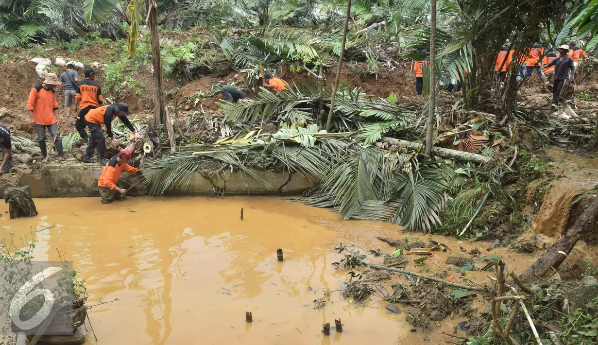 Tim gabungan mengevakuasi tanah longsor di Desa Clapar Kecamatan Madukara Banjarnegara Jawa Tengah, Kamis (31/03). Diperkirakan tanah masih mengalami pergerakan Tim Gabungan mempercepat evakuasi warga ke tempat aman. (Liputan6.com/Gholib)