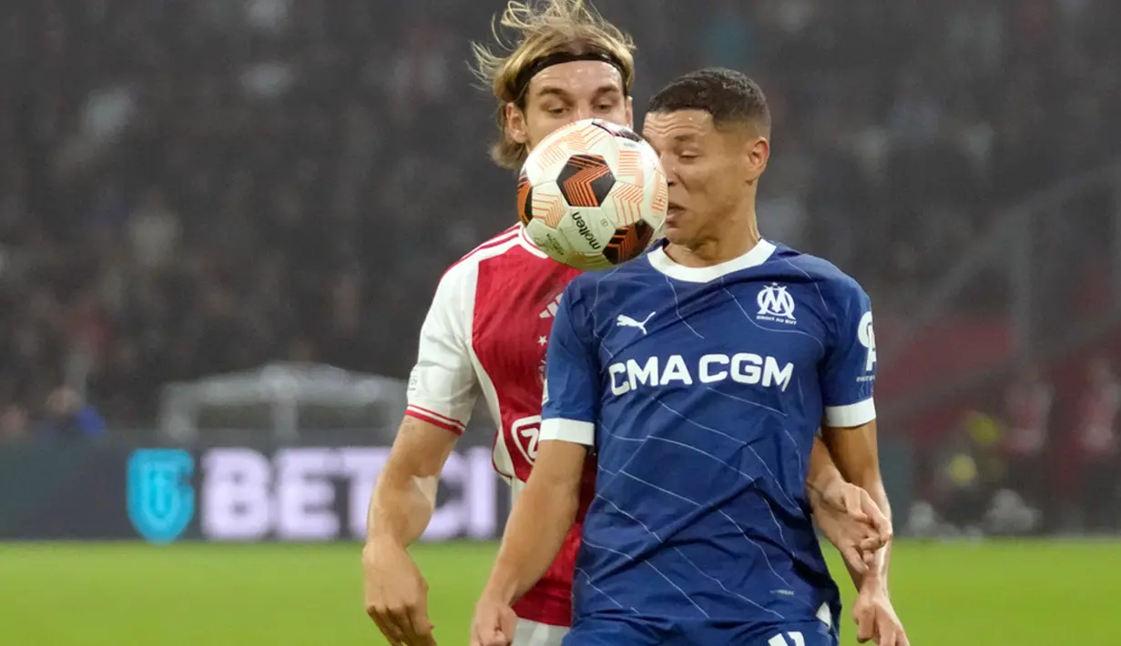 Tim tamu Marseille merespons cepat dan membalas dua gol lewat J Clauss menit 23 dan Pierre Aubameyang menit 38. Babak pertama ditutup dengan skor sama kuat 3-3. (AP Photo/Peter Dejong)