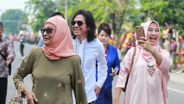 [Bintang] Abdee Negara bersama istrinya dan Bunda Iffet.