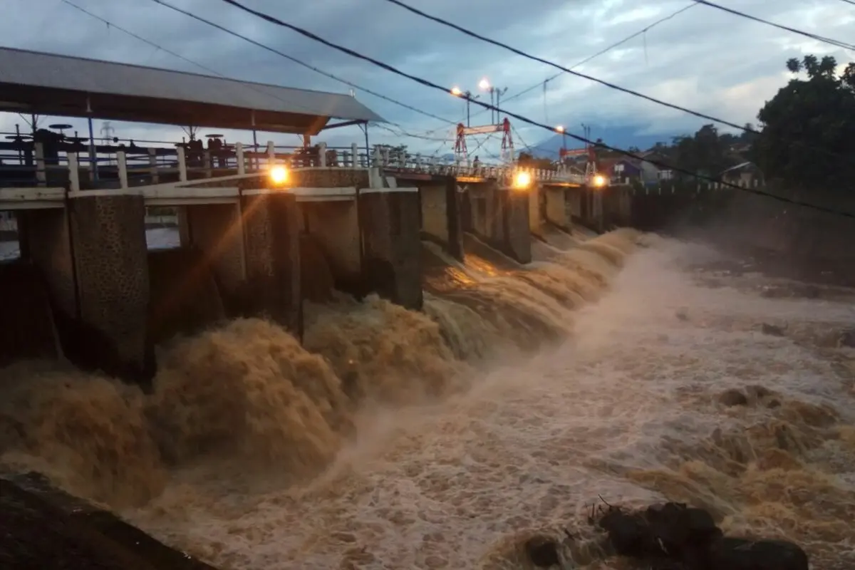 Ketinggian air di Bendung Katulampa Bogor, Jawa Barat naik pada Kamis (25/4/2019) malam.