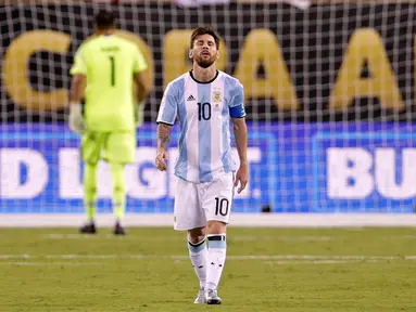 Penyerang Argentina, Lionel Messi berjalan penuh kecewa usai gagal mengeksekusi tendangan penalti pada Final Copa America 2016 di MetLife Stadium, AS, Senin (27/6). Argentina Tumbang lewat Adu penalti atas Chile 4-2. (Adam Hunger-USA TODAY Sports)