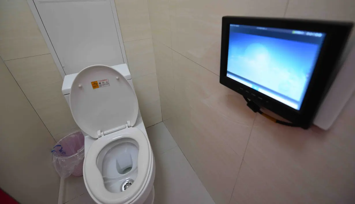 Kondisi toilet umum pertama yang dilengkapi Wi-fi, mesin ATM hingga tempat pengisian energi untuk ponsel dan mobil listrik di Beijing, Kamis (19/11). Toilet ini juga akan dibuka di pinggiran kota Beijing dan kota lainnya. (CHINA OUT AFP PHOTO)