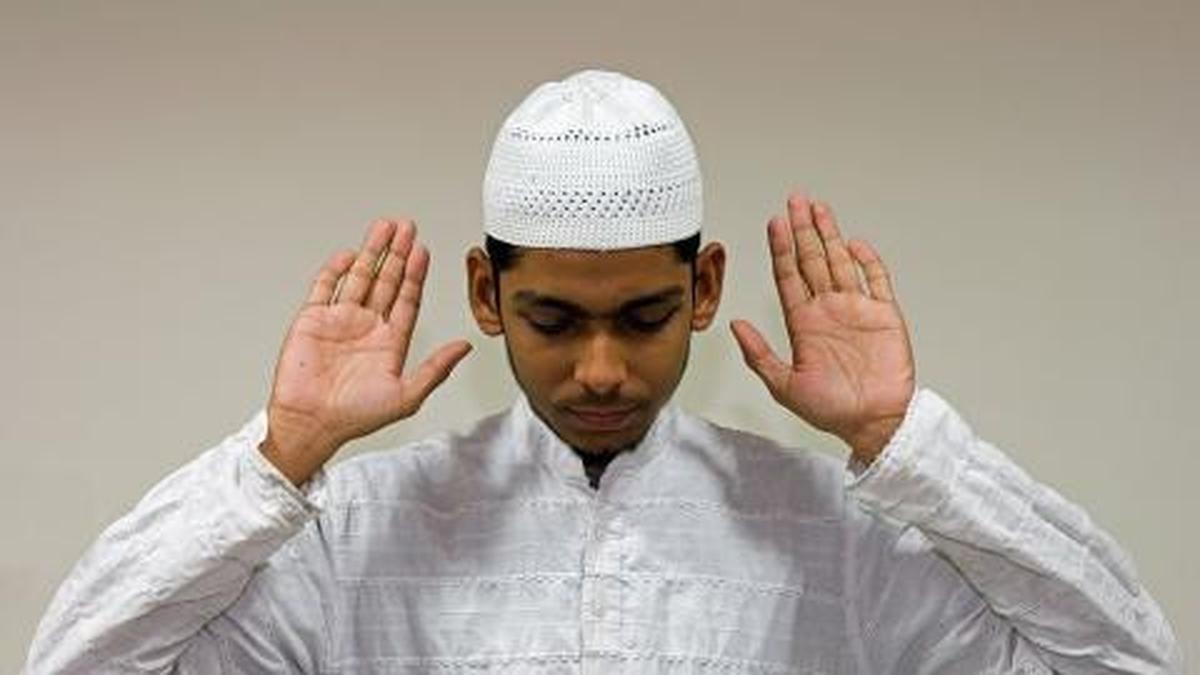Sedang Sholat Malah Mikir Ini Itu: Ternyata Sudah Diprediksi Rasulullah, Solusinya Begini Kata UAH