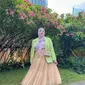 Tasyi berfoto mengenakan blazer warna hijau dengan bawahan rok tutu warna beige yang unik. (dok. Instagram @tasyiiathasyia/https://www.instagram.com/p/Cs_P5xTvNuD/?utm_source=ig_web_copy_link/Rusmia Nely)