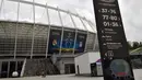 Suasana di luar stadion NSC Olimpiyskiy yang akan menjadi tuan rumah final Liga Champions 2018 di Kiev, Senin (14/5). Stadion Olimpiyskiy memiliki kapasitas 70.050 tempat duduk dan menjadi tuan rumah timnas Ukraina serta Dynamo Kiev. (AFP/Sergei SUPINSKY