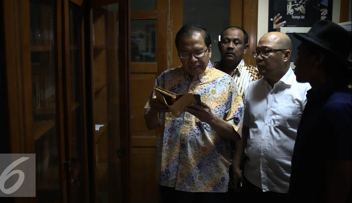 Rizal Ramli membaca salah satu buku di Pusat Dokumentasi Sastra HB Jassin, Jakarta, Jumat (26/8). Rizal meminta Pemprov DKI lebih memperhatikan Pusat Dokumentasi Sastra HB Jassin tersebut, Jakarta, Jumat (26/8). (Liputan6.com/Faizal Fanani)