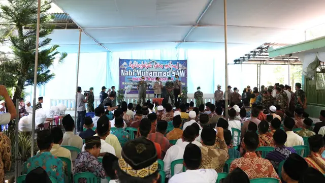 Kapolres Kebumen, AKBP Rudy Cahya Kurniawan turun tangan untuk menghentikan acara peringatan Isra Miraj yang digelar oleh warga. (Foto: Liputan6.com/Humas Polres Kebumen/Galoeh W)