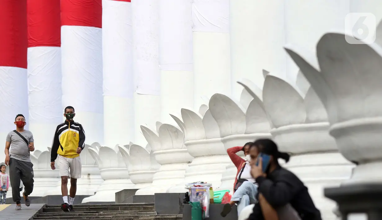 Warga beraktivitas di area Lawang Salapan atau Tepas Salapan Mlawang Dasakreta, Kota Bogor, Jawa Barat, Sabtu (29/8/2020). Wali Kota Bogor Bima Arya Sugiarto mengatakan akan menerapkan jam malam, menyusul ditetapkannya kota hujan ini sebagai zona merah COVID-19. (Liputan6.com/Helmi Fithriansyah)