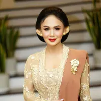 Tampil anggun dan memesona, melihat pesona tampilan Yuni Shara di pernikana Aurel Hermansyah - Atta Halilintar. (Foto: Instagram/ @Yunishara36)